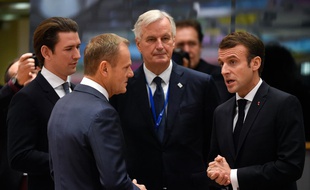 Emmanuel Macron aux côtés du négociateur en chef de l'UE Michel Barnier, du chancelier fédéral d'Autriche Sebastian Kurtz et du président du conseil européen Donald Tusk