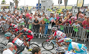 La foule encourage les coureurs.