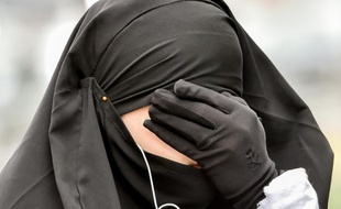 Une femme musulmane portant un voile à Lille le 12 juin 2015