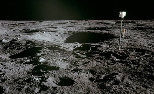 Une caméra laissée par l'équipage d'Apollo 12 sur la Lune en novembre 1969