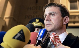 Le ministre de l'Intérieur, Manuel Valls, a annoncé mardi que l'objectif du gouvernement était de réduire la mortalité sur les routes par deux d'ici 2020.