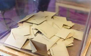 Dans un bureau de vote à
Velizy-Villacoublay.