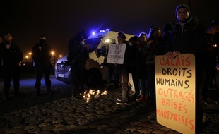 Des manifestants devant le port de Calais après le naufrage de migrants le 24 novembre 2021.