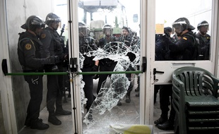 La police est entrée de force dans certains bureaux de vote catalan.