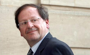 Le secrétaire d'Etat au Commerce, Hervé Novelli, a détaillé lundi le nouveau dispositif de l'auto-entrepreneur, qui permettra à partir du 1er janvier 2009 aux salariés, chômeurs, retraités ou étudiants de développer une activité complémentaire pour augmenter leurs revenus.