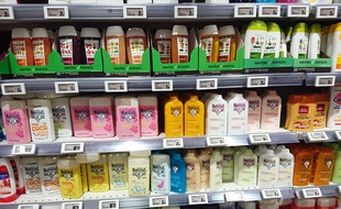 Un rayon de produits cosmétiques dans un supermarché. Illustration.
