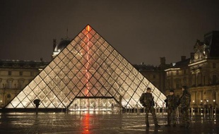Des militaires devant l la pyramide du Louvre à Paris, le 24 mars 2015
