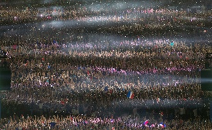 La fan zone du Champ-de-Mars à Paris célèbre la victoire de l'équipe de France de football contre l'Allemagne, le 7 juillet 2016