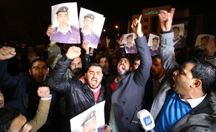 Des manifestants pour le pilote jordanien retenu en otage, le 27 janvier 2015 à Amman, en Jordanie.