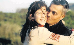 Iris, Miss Univers, âgée de 16 ans, et son papa.