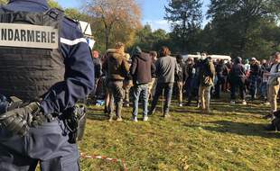Des gendarmes, lors d'une rave party qui s'est déroulée à Guignen, au sud de Rennes., en octobre 2020