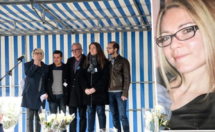 La famille et le mari d'Alexia Daval (deuxième en partant de la gauche) lors de la marche blanche organisée en hommage à la joggeuse dans la commune de Gray le 5 novembre.
