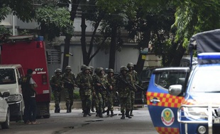 Des soldats lors de l'opération antiterroriste consécutive à la prise d'otages dans un café de Racca (Bangladesh), le 2 juillet 2016.