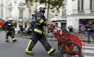 La vidéo d'un bébé jeté d'un immeuble en flammes et rattrapé par les jeunes du quartier fait le tour du web