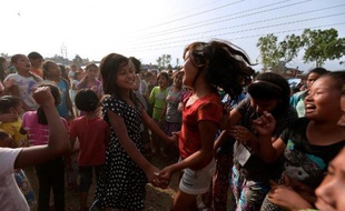 Des enfants jouent dans un camps de réfugiés ouvert aux survivants du séisme au Népal, à Katmandou, le 26 mai 2015