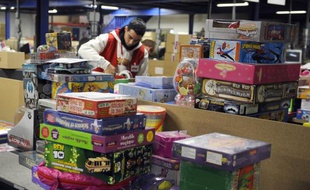 Près des deux tiers des internautes français n'éprouveraient "aucune gêne" à offrir des cadeaux d'occasion, selon une étude réalisée pour le site de ventes de particuliers PriceMinister à l'approche de Noël, publiée lundi.