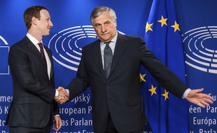 Mark Zuckerberg accueilli au Parlement européen par son président Antonio Tajani.