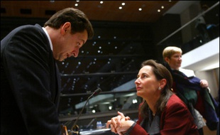 Ségolène Royal (PS) devance Nicolas Sarkozy (UMP) dans le classement des personnalités que les Français souhaiteraient voir se présenter à la présidentielle de 2007, mais le ministre de l'Intérieur reste largement en tête en termes d'intentions de vote, selon le baromètre TNS-Sofrès à paraître samedi dans Le Figaro-Magazine.