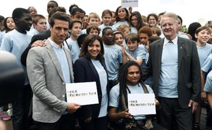 La maire de Paris Anne Hidalgo et Bernard (g) Lapasset, futur président du comité de candidature, entouré d'athlètes pour le lancement officiel de la candidature Paris-2014, le 23 juin 2015 à Paris