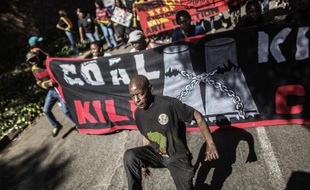 Des manifestants critiquent l'entreprise française Engie (ex GDF Suez) qui utilise du charbon en Afrique du Sud, le 15 mai 2015 à Johannesbourg