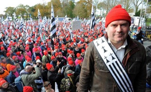 Des Bonnets rouges dans les rues, un chômage toujours record, des plans sociaux d'ampleur, le dernier "A" qui s'en va et une contestation fiscale tous azimuts: le gouvernement n'aura pas réussi en 2013 à dissiper le malaise sur le front économique et social.