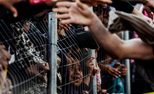 Distribution de nourriture à des migrants le 5 avril 2016 dans le camp d'Idomeni à la frontière de la Grèce et de la Madécoine