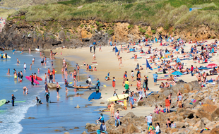 Jour d'affluence, le 20 août dernier, au Conquet, sur la plage des Blancs Sablons.
