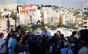 Le gouvernement israélien a annoncé un appel d'offres pour la construction d'un millier de logements dans les colonies, au grand dam des Palestiniens qui ont estimé que cette mesure montrait un manque de sérieux d'Israël dans les négociations de paix