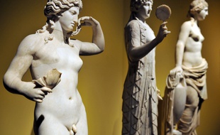 Statue d'Hermaphrodite (premier plan), au Victoria & Albert Museum de Londres.