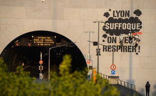 Greenpeace Lyon a réalisé un graff géant ce 24 mars 2019 à l'entrée du tunnel de la Croix-Rousse.