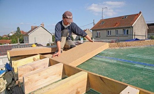 Isolation du toit d'une maison a l'aide de panneaux en fibres de bois.