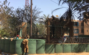 Devant le bâtiment de l'état-major des forces armées, le jour de l'attentat à Ouagadougou le 3 mars 2018.