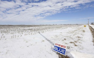 Sur le tracé du pipeline Keystone XL, dans le Nebraska, des pancartes rappelant le risque de pollution des eaux fleurissent.