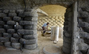 Un homme construit une maison en pneus à Choachi le 16 mars 2015