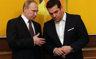 Le Premier ministre grec Alexis Tsipras (D) avec le président russe Vladimir Poutine, à Athènes, le 27 mai 2016