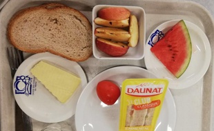 Un repas de type "pique-nique", selon la mairie, a été servi dans les écoles du XVIIIe arrondissement de Paris.