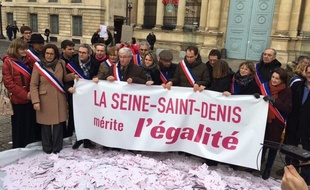 Les élus du département de Seine-Saint-Denis réclament l'égalité pour leur territoire à coups de faux billets de banque.