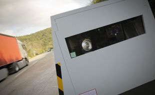 Les radars fixes autonomes blancs sont notamment destinés aux zones de chantier, toujours particulièrement dangereuses.