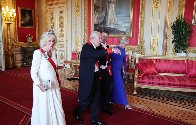 Là, les couples présidentiels et royaux ont revêtu leur costume de fête pour un dîner de prestige dans le mythique et impressionnant St George’s Hall.
