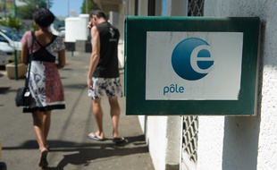 St Leu le 09 fevrier 2012. Illustration agence pole emploi et chomeurs a La Reunion.