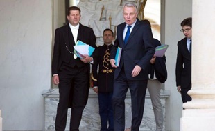 Jean-Marc Ayrault a reproché mercredi à l'opposition d'"insinuer, distiller, dénigrer, salir" le chef de l'Etat et le gouvernement, toujours visés par les députés UMP à propos de l'affaire Cahuzac.