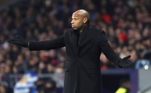 Thierry Henry sur le banc de l'AS Monaco lors du match sur la pelouse de l'Atletico Madrid, le 28 novembre 2018.
