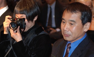 L'auteur japonais Haruki Murakami et sa femme à Prague, en 2006.