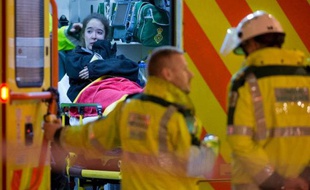 Une enquête était en cours vendredi pour déterminer les causes de l'effondrement spectaculaire, en pleine représentation, sur les spectateurs, du plafond de l'Apollo Theatre, un accident qui a fait 76 blessés, dont sept graves, mais aurait pu avoir des conséquences plus dramatiques.