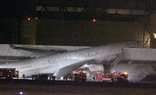 Un Airbus A340 600 neuf effectuant des essais moteur au sol avec 9 personnes à bord a, pour des raisons encore indéterminées, percuté un parapet anti-bruit jeudi après-midi sur l'aéroport de Toulouse-Blagnac, faisant dix blessés dont trois sont dans un état grave, a-t-on appris de sources concordantes.