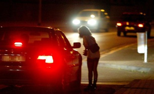 Une prostituée et un client potentiel