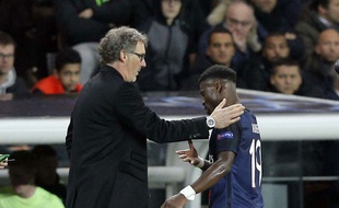 Laurent Blanc félicite Serge Aurier à sa sortie contre City
