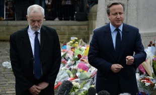 Le Premier ministre britannique David Cameron et le leader du parti travailliste Jeremy Corbyn (g) rendent hommage à Jo Cox, à Birstall, le 17 juin 2016