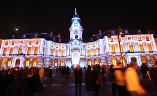Le spectacle était projeté tous les soirs sur la façade de l'Hôtel de ville.