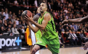 Quatre équipes -Chalon, Paris, Le Mans et Gravelines- occupent provisoirement la tête de la ProA de basket-ball dans l'attente du choc au sommet de la 5e journée entre l'Asvel de Tony Parker et le Nancy de Nicolas Batum, deux stars de la NBA, dimanche, à l'Astroballe.